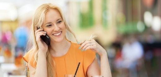 Změna hlasu při hovoru s partnerem je patrná nejvíce při telefonování.
