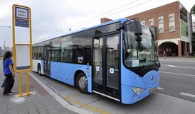 Elektrobusy by podle některých politiků mohly dopravě v centru Prahy ulehčit (ilustrační foto).