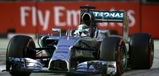 Kvalifikaci na Velkou cenu Singapuru ovládl Lewis Hamilton, britský jezdec.