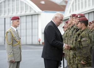 Generál Pavel a prezident Zeman s českými vojáky při pietním aktu.