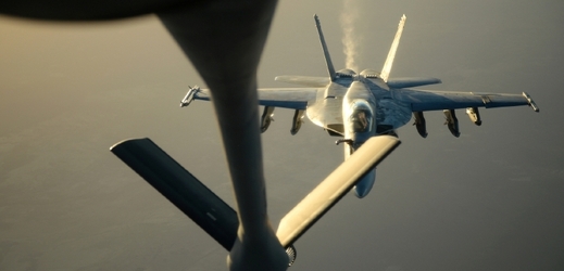 Americký stíhač F-18E Super Hornet na Sýrií.