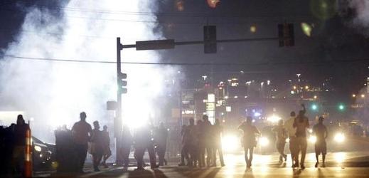Policie ve Fergusonu zasáhla proti demonstrantům slzným plynem.