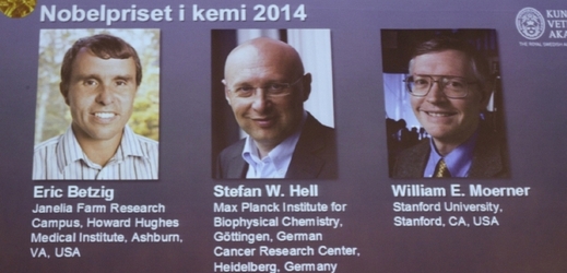 Ocenění chemici Eric Betzig a William Moerner a Stefan Hell.