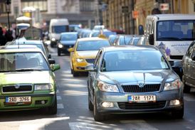 Podle aut v ulicích měst to nevypadá na to, že volant bude překonanou záležitostí (ilustrační foto)