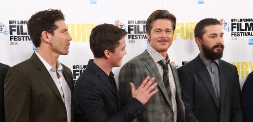 Kromě Brada Pitta (druhý zprava) se ve filmech objevil například i Shia LaBeouf (vpravo).