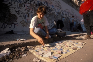 Chlapec prodává kousky berlínské zdi roku 1990, to ještě nebyl velký byznys.l