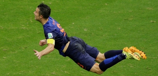 "Létající Holanďan" Robin van Persie nemůže ve výčtu nejlepších gólů roku chybět.