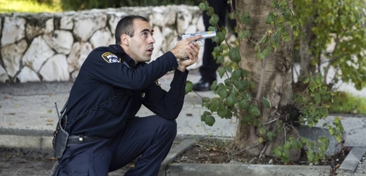 Izraelský policista při zásahu proti útočníkům na synagogu.