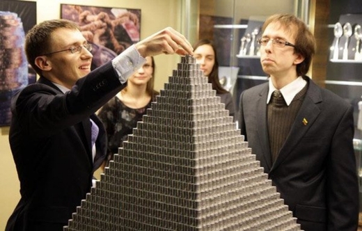 Největší pyramida z mincí na světě byla postavena v Litvě.