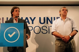 Poražený Luis Lacalle Pou (vlevo).
