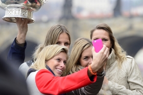 Češky si fotí populární "selfie" s pohárem.