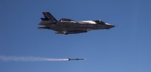 Americký F-35 útočí.