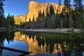 El Capitan, vysoká skalní stěna v západní části Yosemitského údolí v kalifornském pohoří Sierra Nevada.