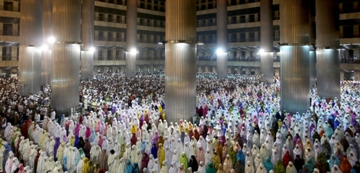 Modlící se muslimové.