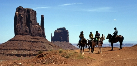 Navahové v Monument Valley.