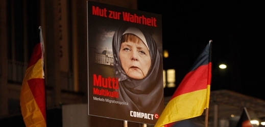 Transparent s Angelou Merkel, které hnutí Pegida vyčítá špatnou imigrační politiku.