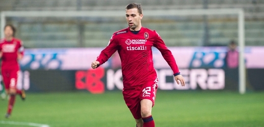 Reprezentační záložník Josef Hušbauer po lednovém odchodu ze Sparty do Cagliari zatím odehrál jen poločas v Italském poháru s Parmou.