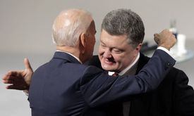 Prezident Porošenko(vpravo) se na mnichovské konferenci vítá s americkým viceprezidentem Joem Bidenem.