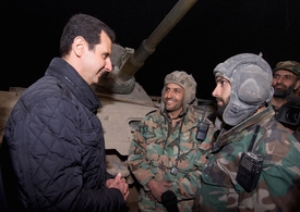 Asad v prosinci s vojáky.