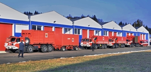 Čtyři kamiony, přívěs, sanitka a doprovodná vozidla se 40 tunami humanitární pomoci České republiky pro Ukrajinu.