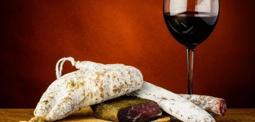 O víkendu můžete ochutnat kvalitní víno na Táborském festivalu vína či uzené delikatesy na Slavnostech moravského uzeného.