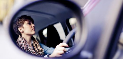 Prodej osobních aut v Česku roste, za volanty se usazují stále více ženy (ilustrační foto).