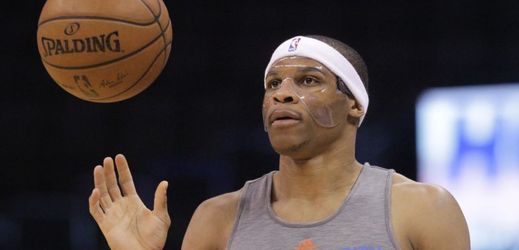 Basketbalista Russell Westbrook i se svou maskou. 