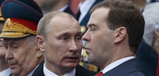 Ruský prezident Vladimir Putin (vlevo) a premiér Dmitrij Medveděv.