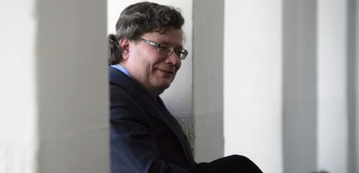 Bývalý ministr obrany Alexandr Vondra u soudu.