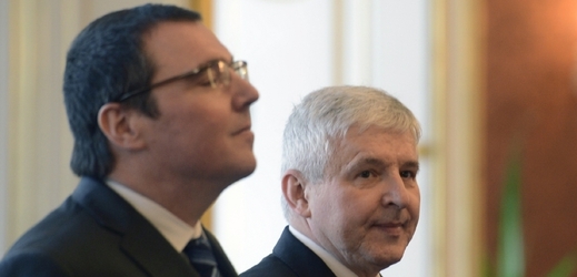 Guvernér ČNB Miroslav Singer (vlevo) a bývalý premiér a člen rady ČNB Jiří Rusnok.