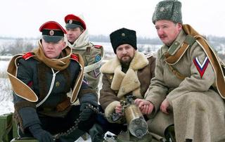 Strelkov (vpravo) v historické uniformě.