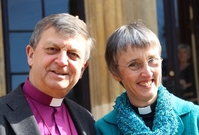 Biskup a biskupka Whiteovi.