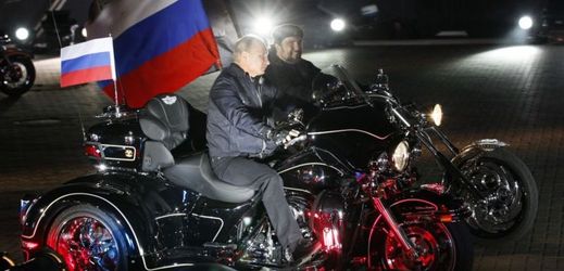 Motorkářský klub Noční vlci podporuje Vladimira Putina.