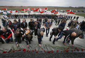 Bikeři z motorkářského klubu Noční vlci pokládají květiny k památníku poblíž Minsku k uctění památky padlých Rudoarmějců.
