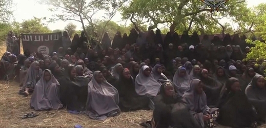 Na videozáznamu unesené nigerijské dívky - asi 130 dívek oblečených v typických muslimských šatech, takzvaném hidžábu. Obličeje mají odhalené. Dívky sedí na zemi kdesi v přírodě a modlí se verše z koránu.