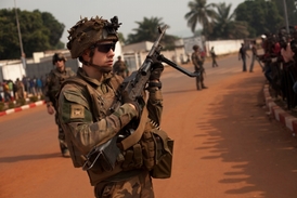 Aféra může poškodit pověst Francie a jejích vojenských operací v Africe (ilustrační foto).