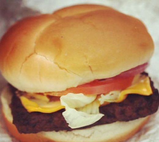 Hranatý hamburger.