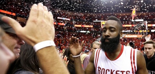 Basketbalisté Houstonu potřetí za sebou porazili Los Angeles Clippers a postoupili do semifinále NBA. 