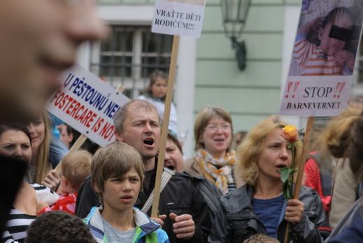 Lidé nesli transparenty a provolávali hesla, třeba "Norsko krade naše děti" nebo "Vláda není naše máma".