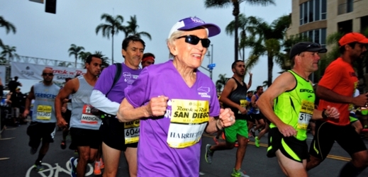Američanka Harriette Thompsonová se v 92 letech stala nejstarší ženou, která kdy dokončila maraton.