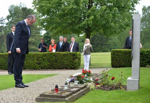 Slovenská hlava státu poté položila květiny ke společnému hrobu, kde se v zamyšlení a tichu poklonila obětem.
