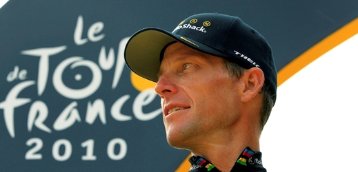 Zdiskreditovaný americký cyklista Lance Armstrong, jenž po výjimečné kariéře proslul ještě větší mírou systematickým dopingem, trpí odsouzením společnosti. 