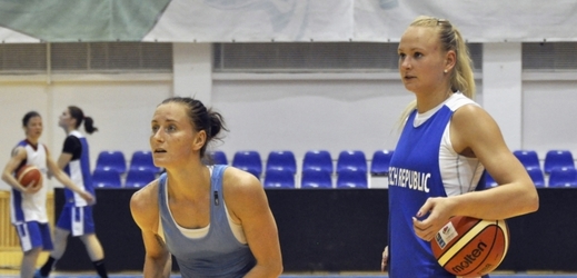 Zleva Kateřina Bartoňová s Michaelou Stejskalovou 10. června na tréninku před úvodním zápasem na mistrovství Evropy basketbalistek s Černou Horou v rumunském Temešváru.
