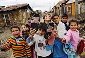 Děti u školy v romské osadě Habeš u vsi Sečovce na východním Slovensku.
