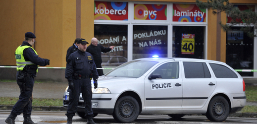 Policisté před budovou uherskobrodské restaurace Družba.