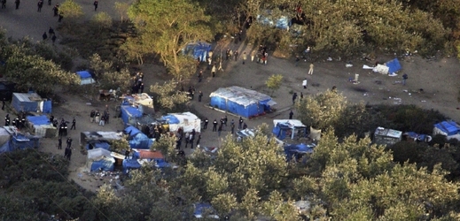 Improvizovaný tábor uprchlíků u francouzského Calais.
