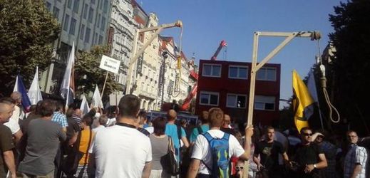 Šibenice na pražské demonstraci.