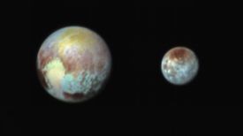 Planeta Pluto se svým měsíce Charon (v nadsazených barvách).