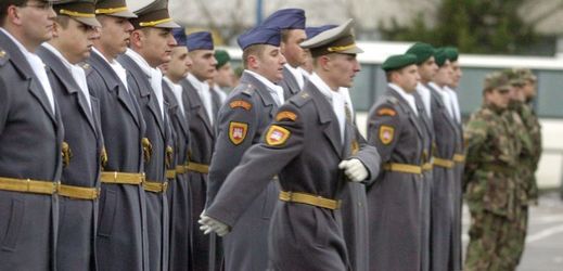 Zatím poslední absolventi základní vojenské služby na Slovensku v kasárnách v bratislavských Vajnorech v prosinci 2005.