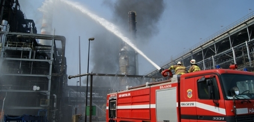 Zásah hasičů v hořící chemičce Unipetrolu.